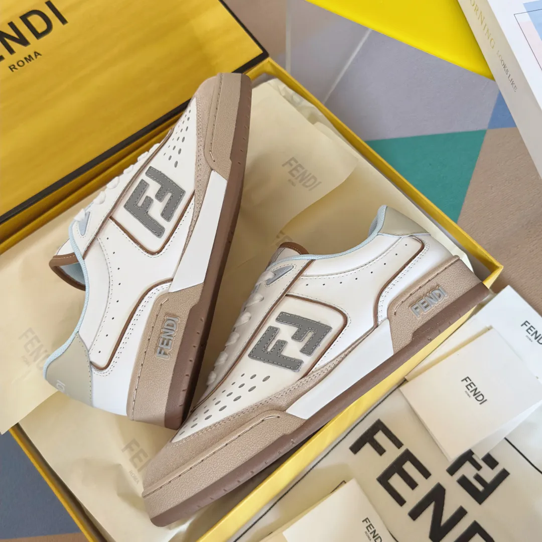Top version: Couple model, leather cover 720💰 Fendi Fendi match series, couple model, film, casual sports shoes, sneakers, original purchase, development and production of these FENDI Match lace-up sports shoes. Small perforations accent the upper. Made of white leather with beige suede details. Matcha green leather FF applique. Rubber sole with FENDI lettering on the side. Comes with exquisite packaging at the counter 🛍📦 ▪️ Fabric: Original custom imported first-layer cowhide ▪️ Lining: Imported custom breathable mesh ▪️ Sole: Original molded TPU two-color combination sole ▪️ Sole thickness: 3CM ▪️ Size: Women's 35-41 / Men's 39-45